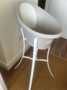 Shnuggle Baby Bath and Stand