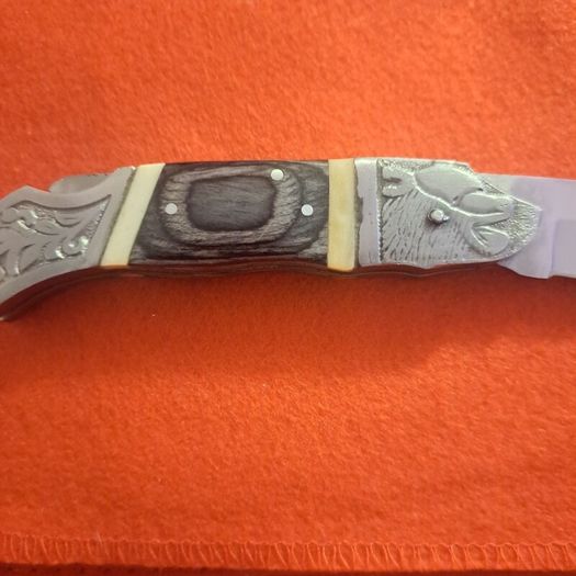 Lock knife with bear head bone handle