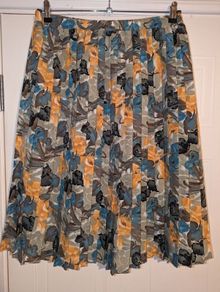 Perfect for Summer. Beautiful floral pleated midi skirt from Gessler Trojours