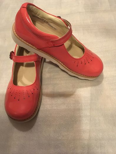 Clarks Shoes, size EU-33,5F. UK-1,5F