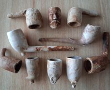 Lot of vintage clay pipes and pipe bowls