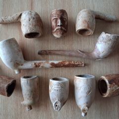 Lot of vintage clay pipes and pipe bowls