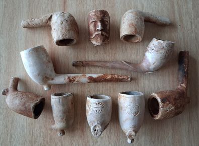 Lot of vintage clay pipes and pipe bowls