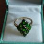 A stunning 9ct yellow gold ring with a green chrome diopside cluster. N1/2, weight 3.53 g. Image 6