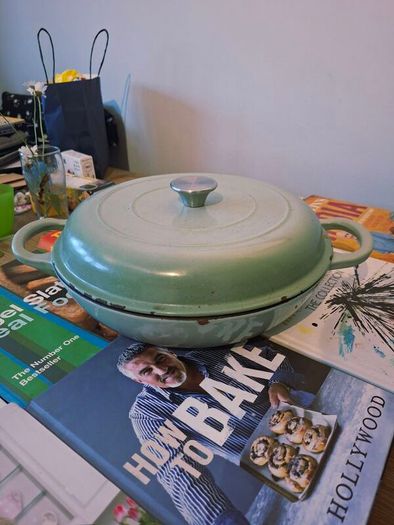 cast iron caserole dish pan