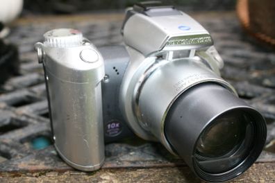 Konica Minolta Dimage Z2 4MP Digital Camera 10x Optical Zoom