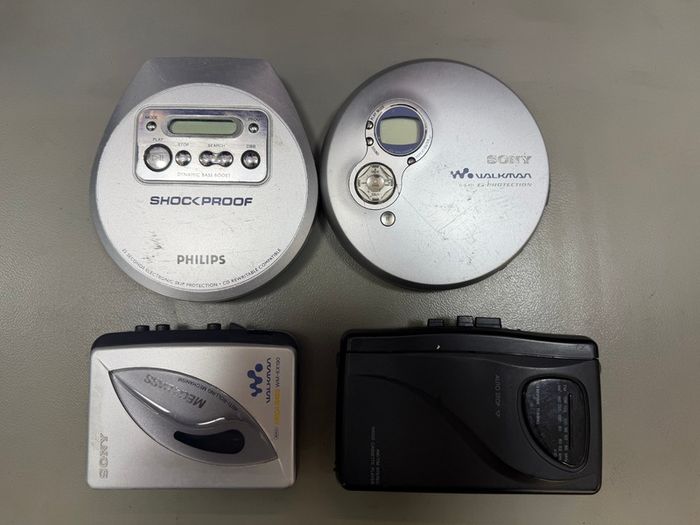 2 x walkman  and 2 x Discman