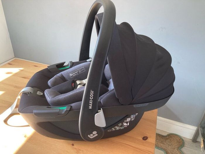 New born Maxi Cosi car seat + two isofix 360 bases