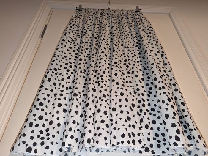 Perfect for Summer. Gorgeous black and white midi skirt