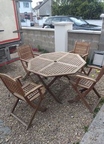 garden table and chairs