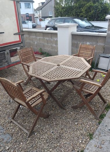 garden table and chairs