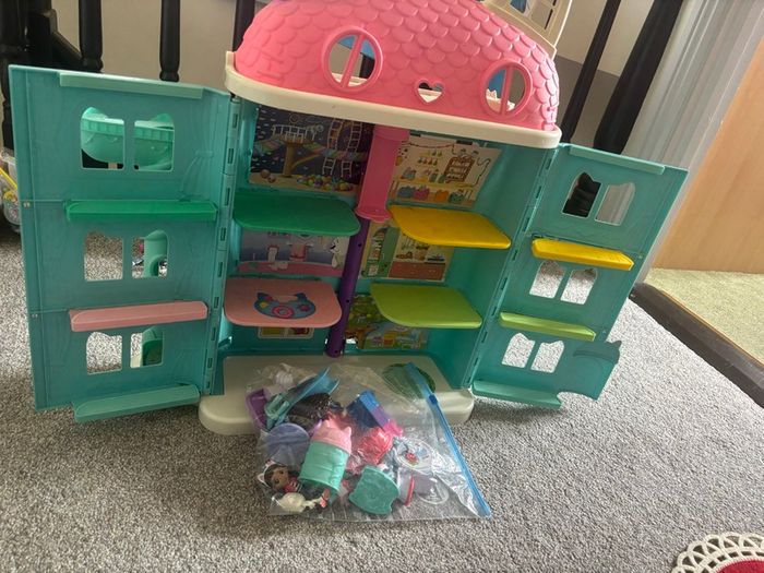 Gabbys doll house & accessories