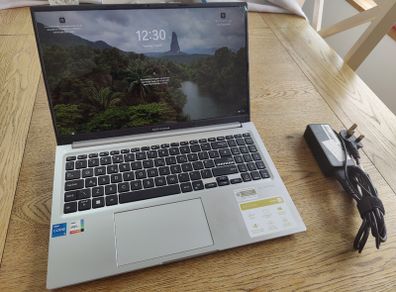 Very Fast ASUS laptop i5 13th gen/16GB/512GB SSD/Iris XE/W11