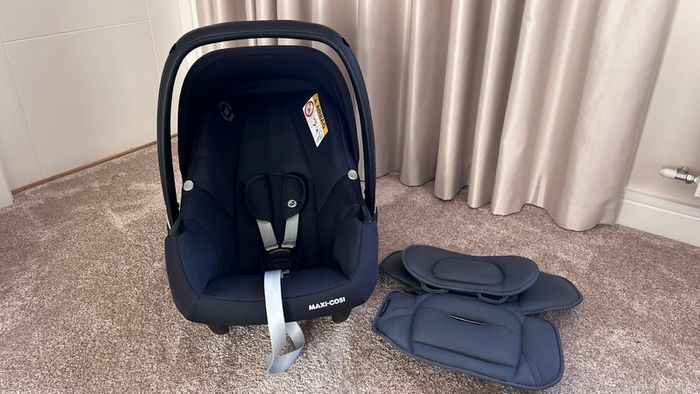 Like-New Maxi-Cosi TINCA Car Seat in Black & Grey & universal ISOFIX Maxi-Cosi FamilyFix2 for Preemie, Newborn, Baby, Toddler - 2 Piece Bundle