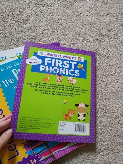 early reader books bundle of 5 books level 1 & 2 plus Write and Wipe  phonics book