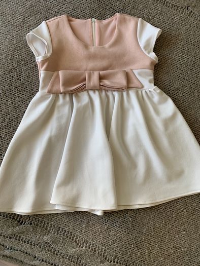 Gorgeous dress size2-4 years old like new