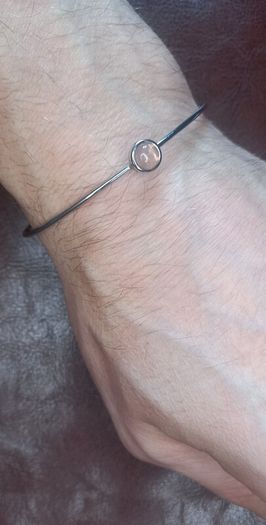 Vintage jewelry is sold individually for 5 to 10 euros