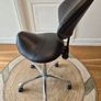 Ergonomic black saddle chair Image 2