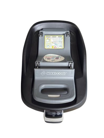 Maxi Cosi Pearl car seat and family isofix base