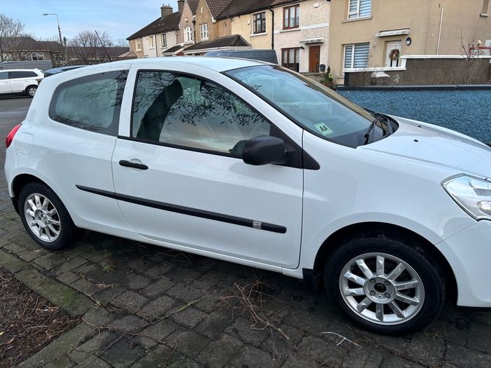 White Renault Clio 2012
