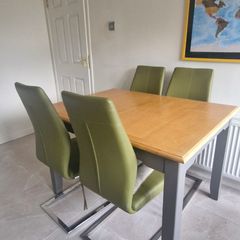 Extendable Table and 4 chairs
