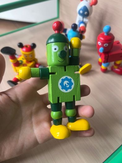 Silly wooden Robots