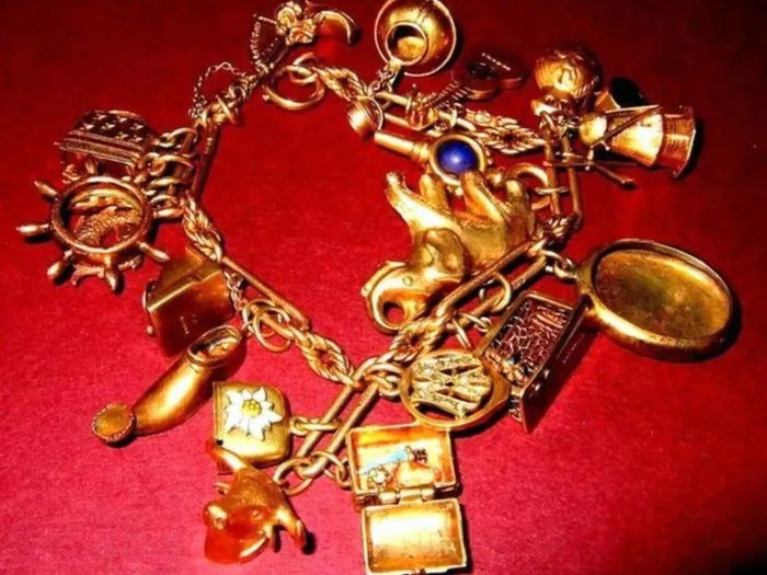 Gold Charm Bracelet/Dutch Diamonds/Vale Charms