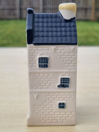 KLM Delft Blue ceramic collector's house, manufactured by Bols