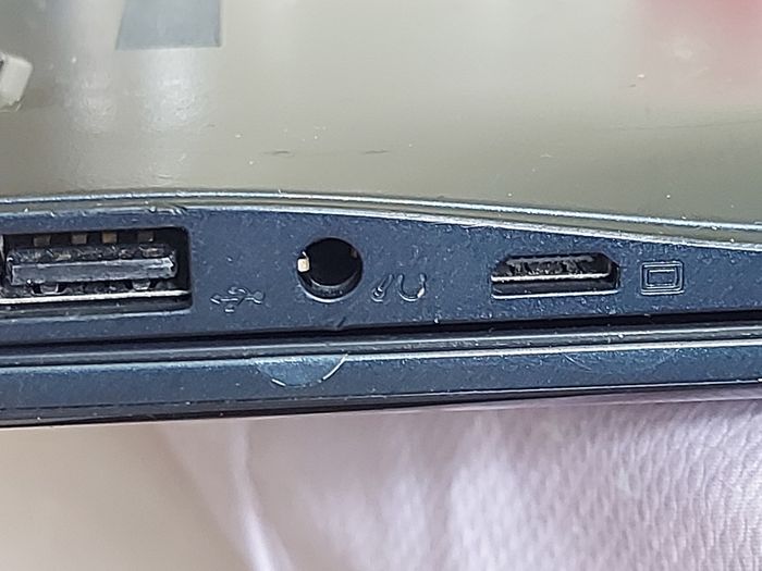 SAMSUNG Notebook Model NP915S3G, Quad Core Processor, 1.4GHz, 4GB Ram, 128GB SSD, Windows 10, Microsoft Edge, Chrome and VLC