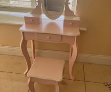 kids make up table