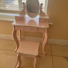 kids make up table