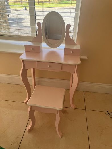 kids make up table
