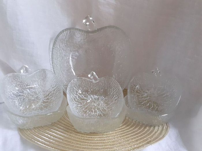 7 pce  pressed glass fruit bowls.