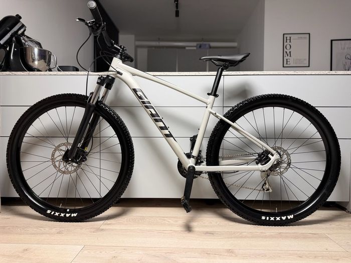GIANT Talon 2 Hardtail Bike (Like NEW)