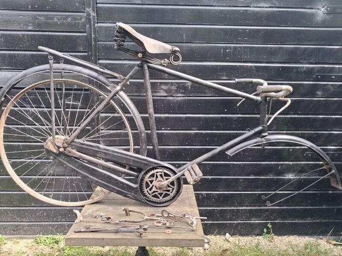 antique mens Raliegh  high nelly bike