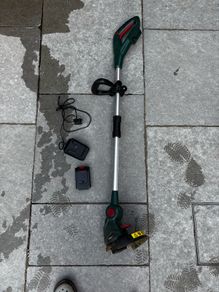 Battery strimmer