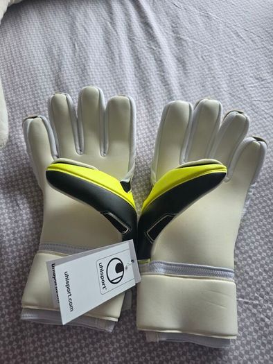 Goalkeeping gloves