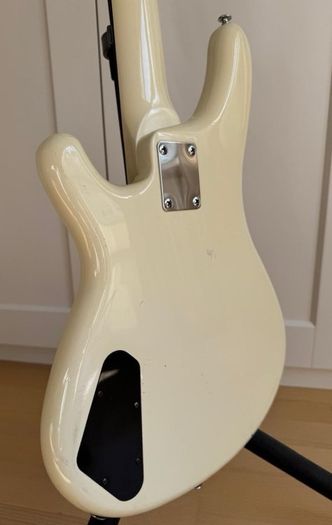 1988 Yamaha Motion B medium scale Bass