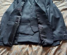 Stylish Mens Suit, size 44S.