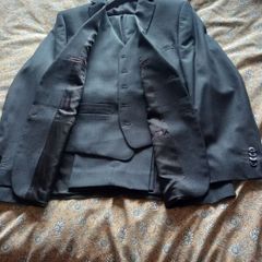 Stylish Mens Suit, size 44S.