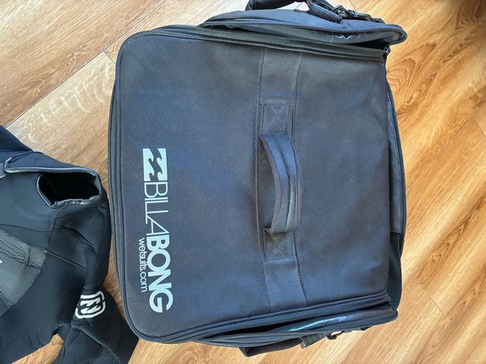 Billabong Wetsuit Bundle Size M. New Wetsuit with Tag + Gloves, Bags, Hood & Neoprene Socks
