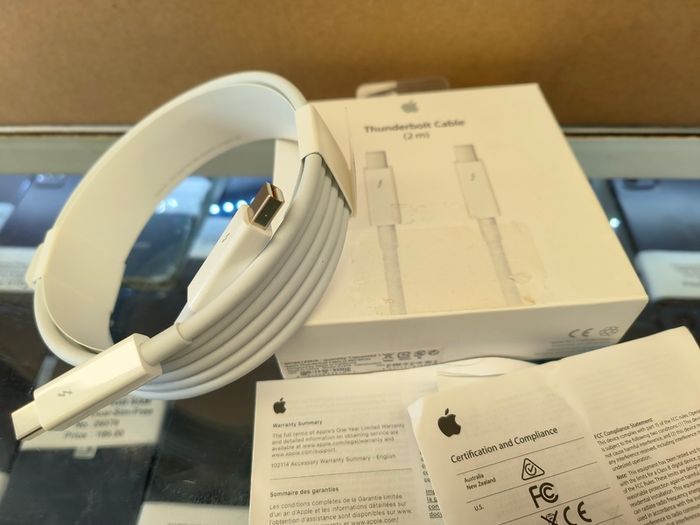 Genuine Official Apple Thunderbolt 2 Cable 2m A1410 White Md861zm/a Original/ New