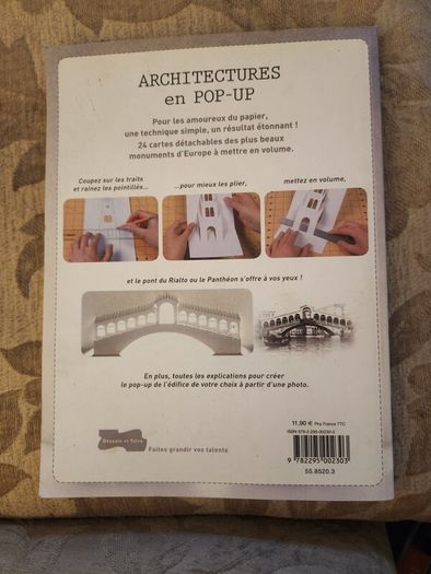 Architectures En Pop-up. 24 Cartes Detachables A Mettre En Volume. Large Volume Paperback  In Good Condition.