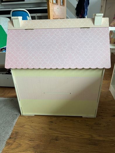 girl's doll house