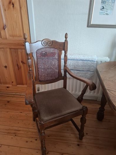 Solid Oak Dining Table extendable and 6 matching chairs.