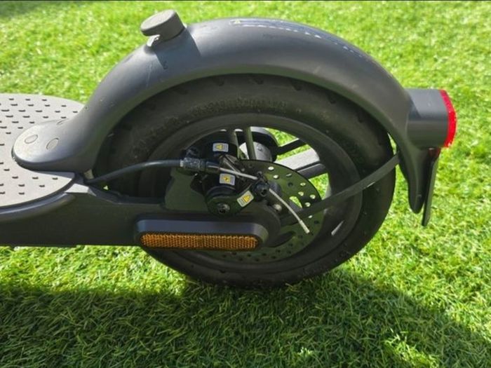 Xiaomi Mi Electric Scooter Essential 500W - Only 87KMs + 6 Charge Cycles