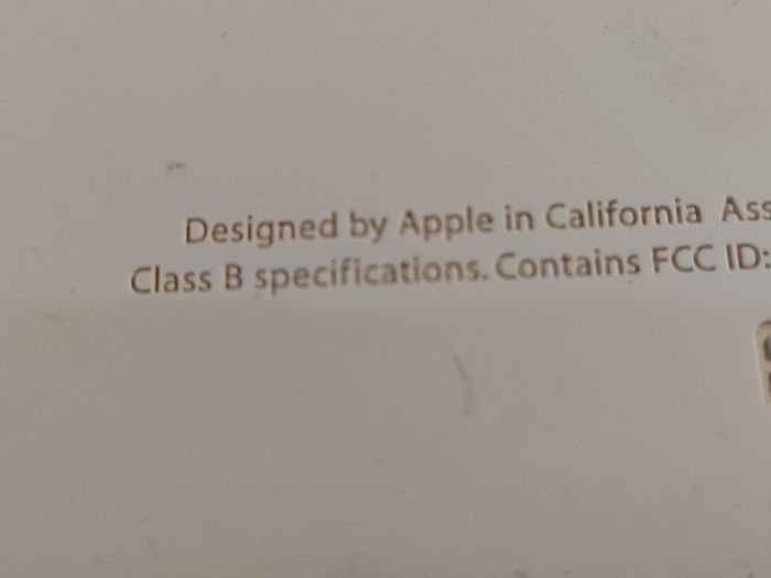 Vintage Apple MacBOOK, account password locked, in excellent cosmetic condition, excellent Battery