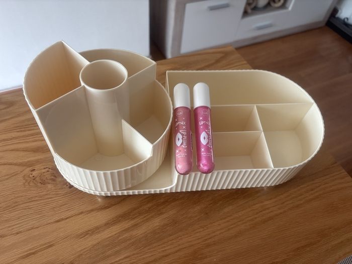 Makeup Holder