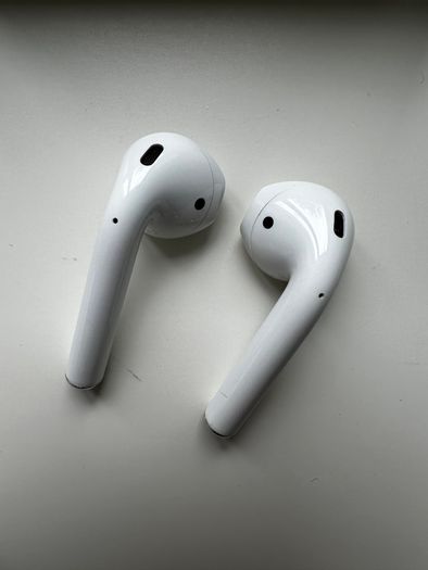APPLE AirPods (2nd generation) with box and charging cable