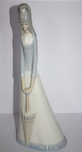 Porcelanas Miquel Requena Statue